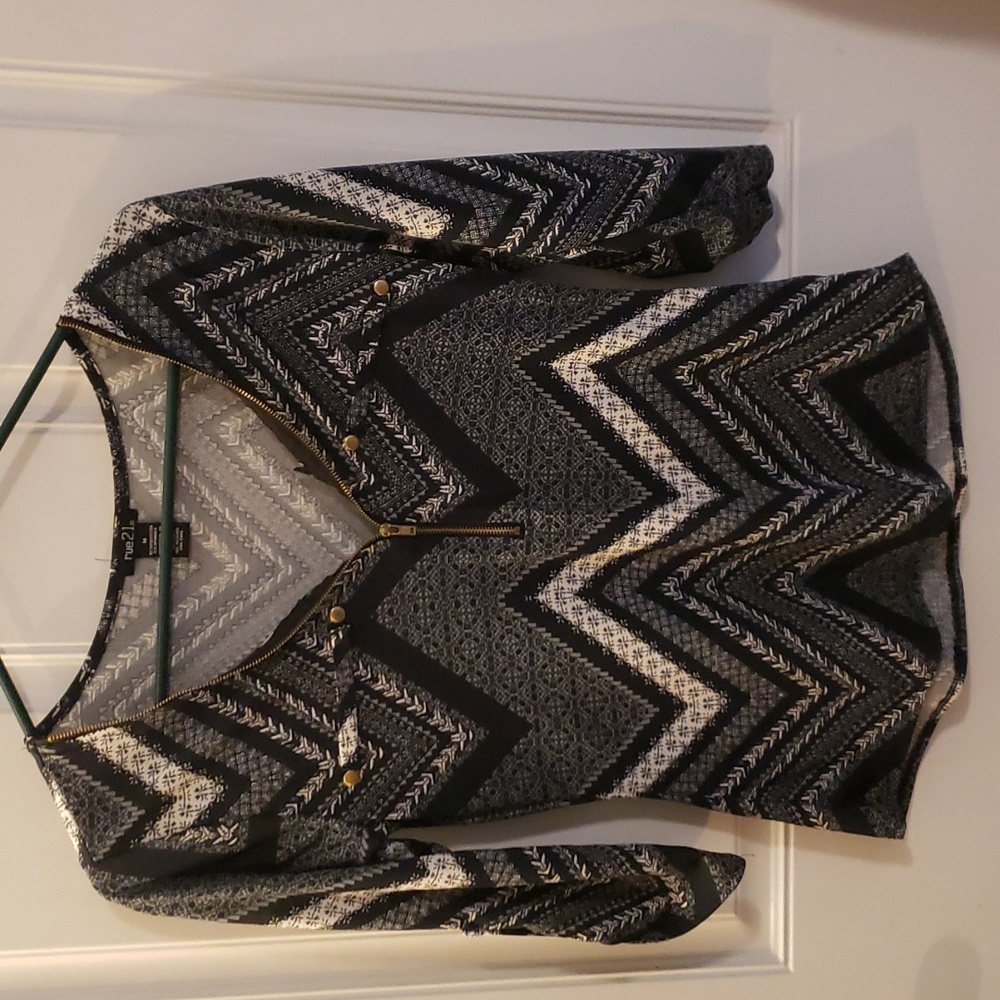 3/$10 Rue 21 3/4 Sleeve Top w/Zipper Sz M